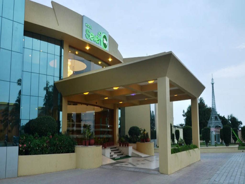 Seven Sky Clarks Exotica Hotel Bhuj Buitenkant foto