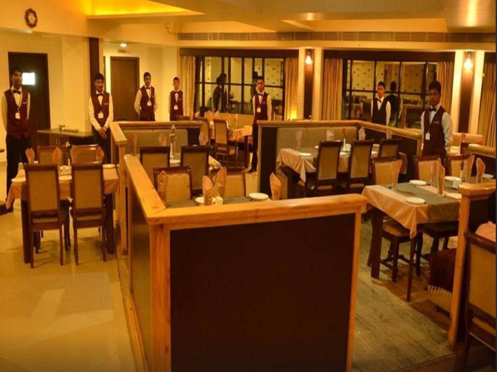 Seven Sky Clarks Exotica Hotel Bhuj Buitenkant foto