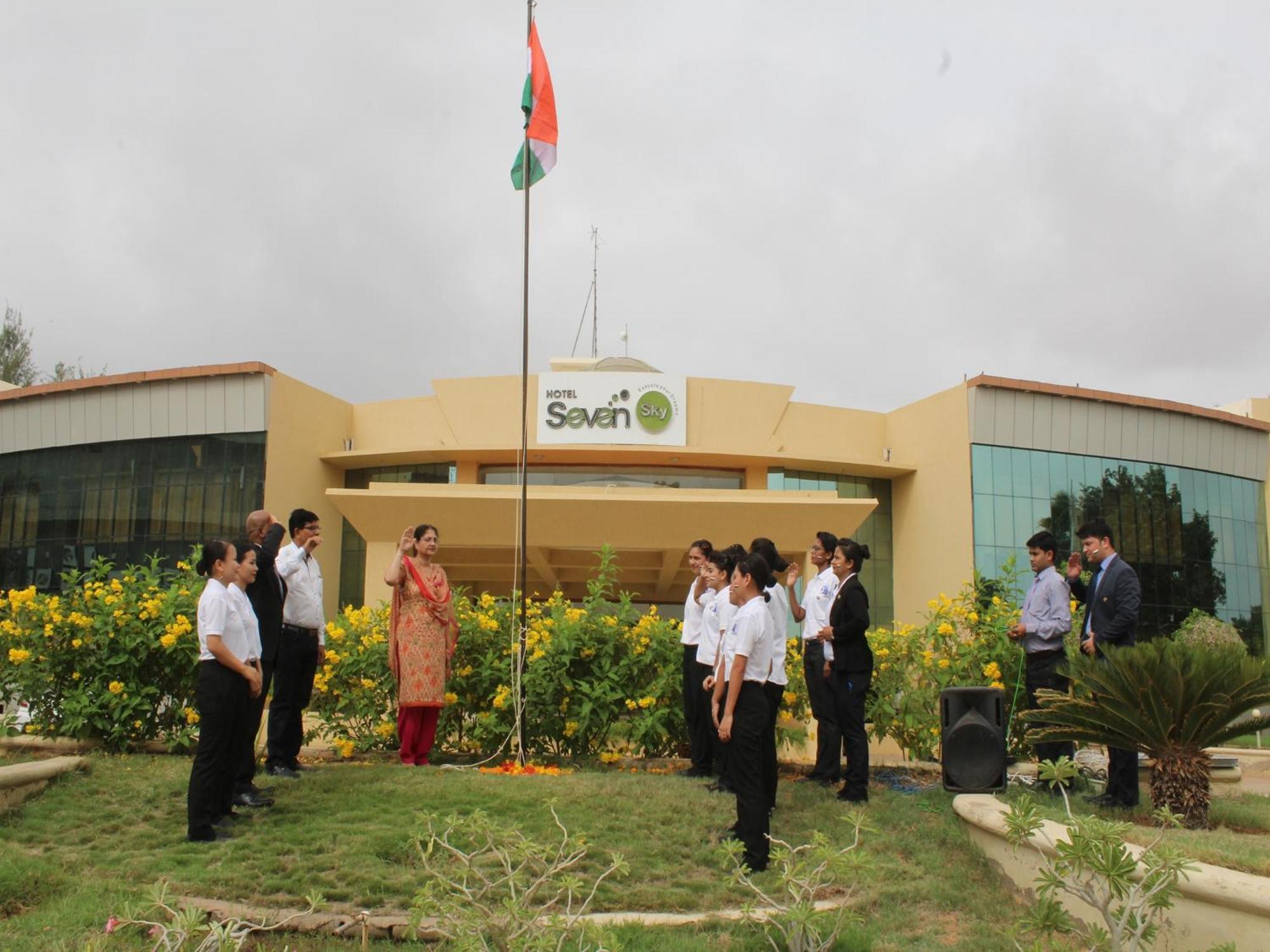 Seven Sky Clarks Exotica Hotel Bhuj Buitenkant foto