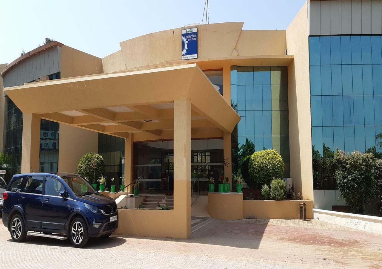 Seven Sky Clarks Exotica Hotel Bhuj Buitenkant foto