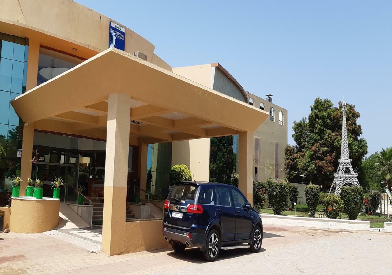 Seven Sky Clarks Exotica Hotel Bhuj Buitenkant foto